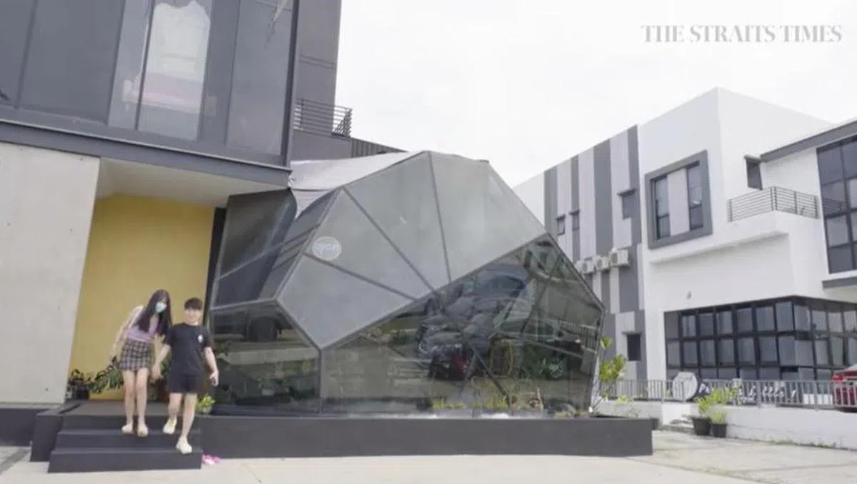 坐落在奥斯汀工业区的Plantherapy咖啡馆，本来是一家室内设计公司的茶水间，但随着越来越多客户对这个装置玻璃外墙的空间表示喜爱，公司于是决定将其改装为咖啡馆，欢迎顾客上门。（视频截图）