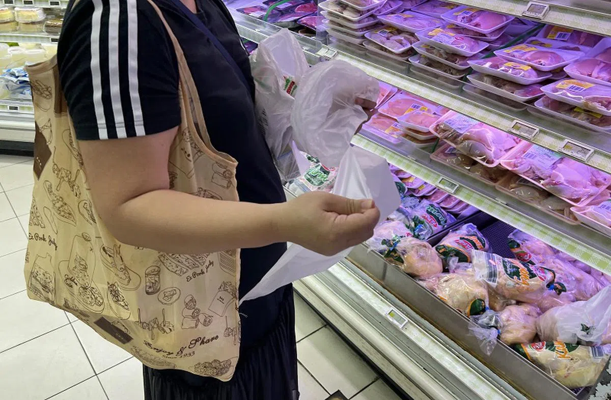 有业者发现，超市开始为塑料袋强制收费后，部分民众就转用免费的透明塑料袋。（联合早报）