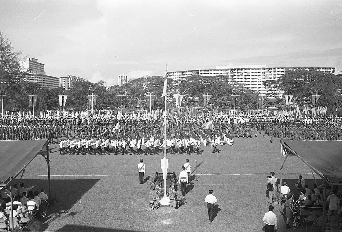 1975年8月9日下午，位于中峇鲁的立道中学操场迎来国庆庆典的检阅队伍，站在检阅台上主持检阅礼的是时任劳工部长王邦文。（南洋商报）
