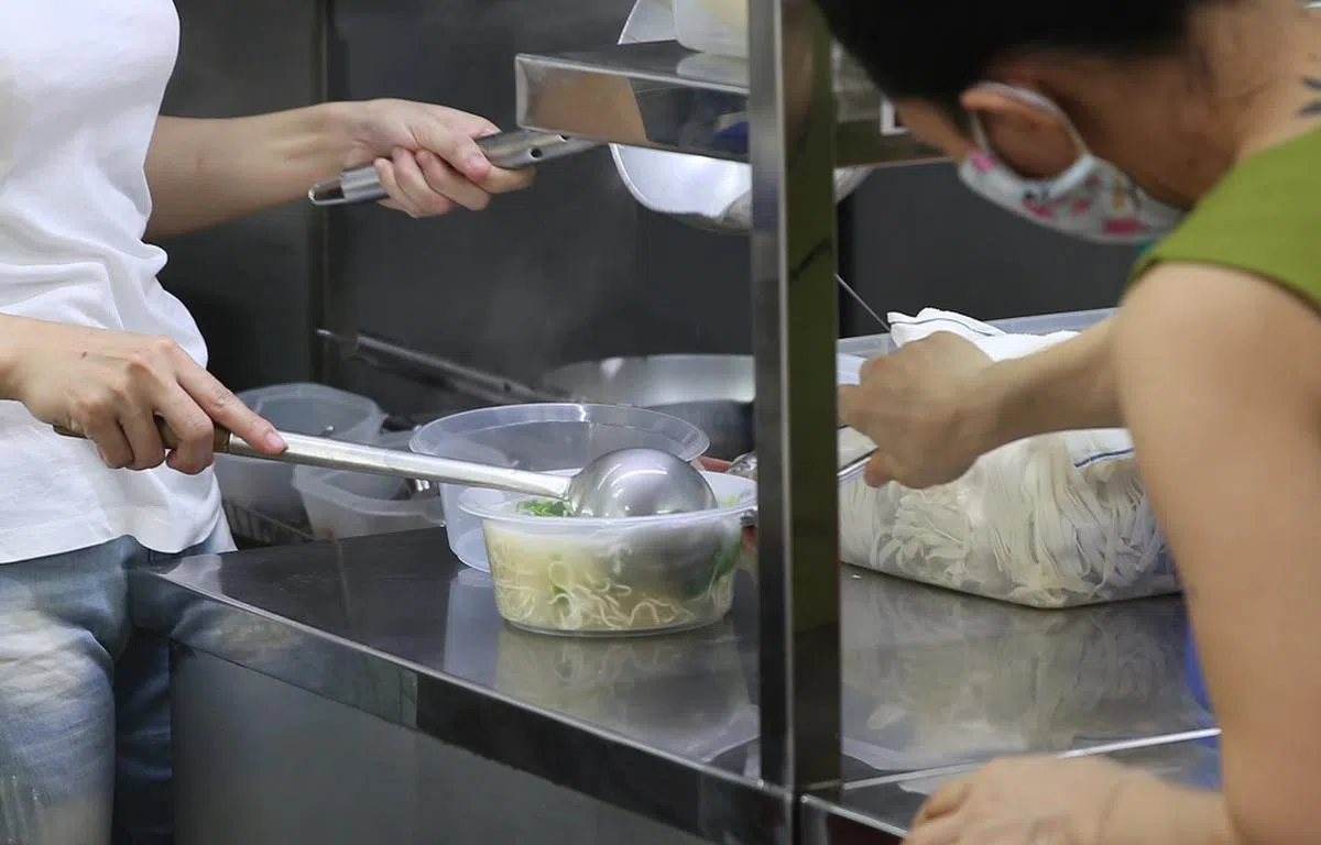 小贩中心内，不少小贩都会为打包食物的塑料盒收取额外费用。（新明日报）