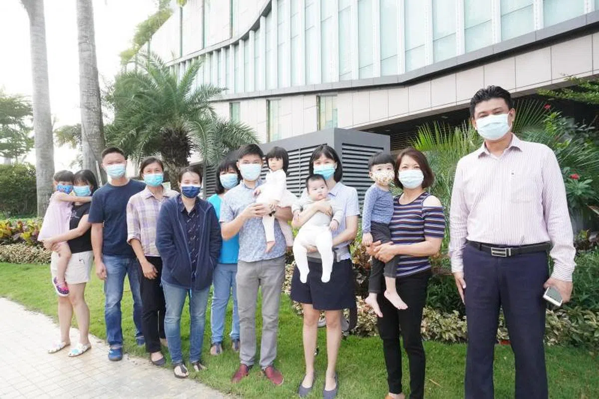  柔州州议员曾笳恩（右一）协助5名留在马国家乡的年幼孩童入境新加坡与父母团聚。（曾笳恩面簿） 