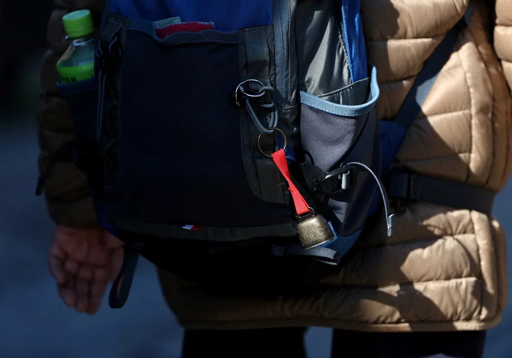 游客挂在背包上的熊铃。