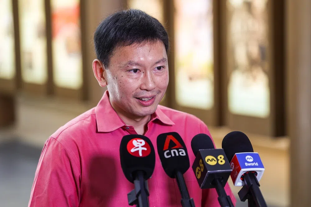 5月底刚出任华社联络组主席的徐芳达，6月13日在新加坡宗乡会馆联合总会会所，同总会成员进行闭门会议后接受媒体采访时，以面食为例谈到新加坡的移民课题。（联合早报）