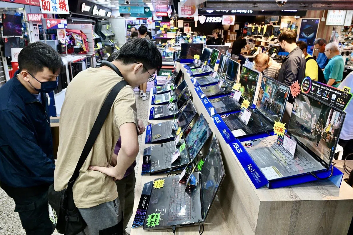 2024年8月28日，香港一电脑商场用中国大陆国产单机游戏《黑神话：悟空》来推销电脑产品，吸引了大批市民消费。同样的景象也出现在台湾。台湾媒体称这个现象为“一只猴子救了电脑市场”。（中新社）