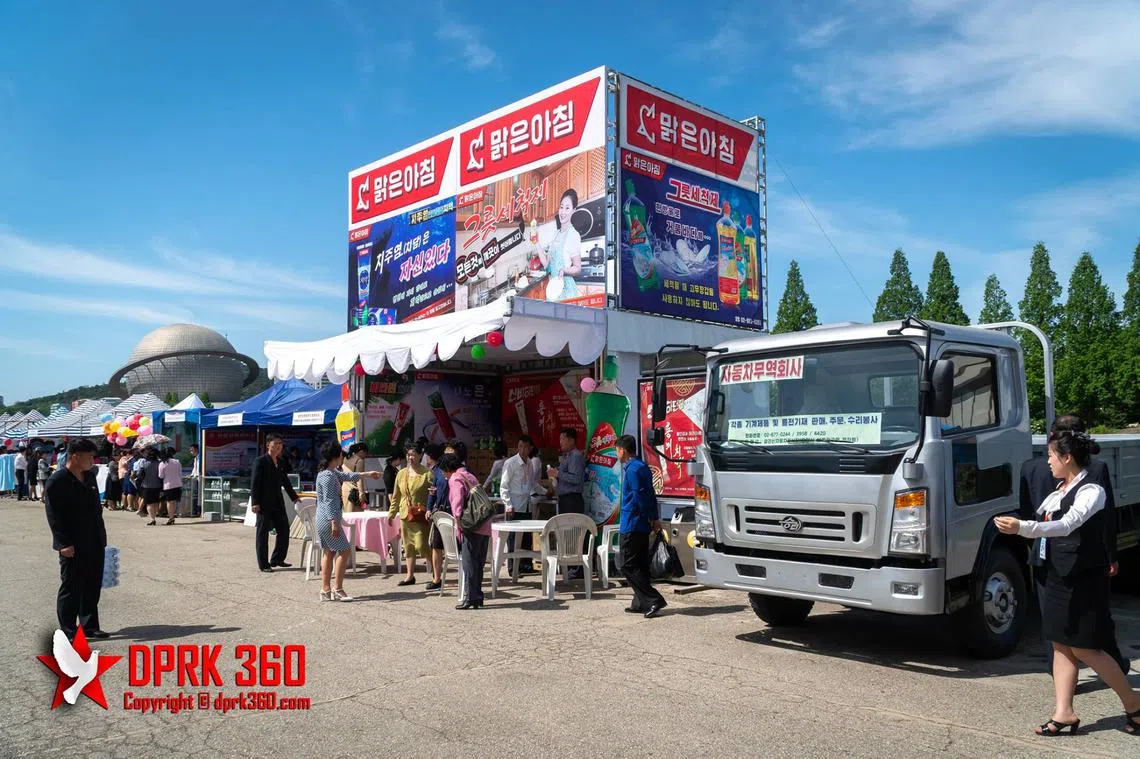 潘君瀚所拍摄的第21届平壤春季国际商品展现场。（DPRK 360面簿）