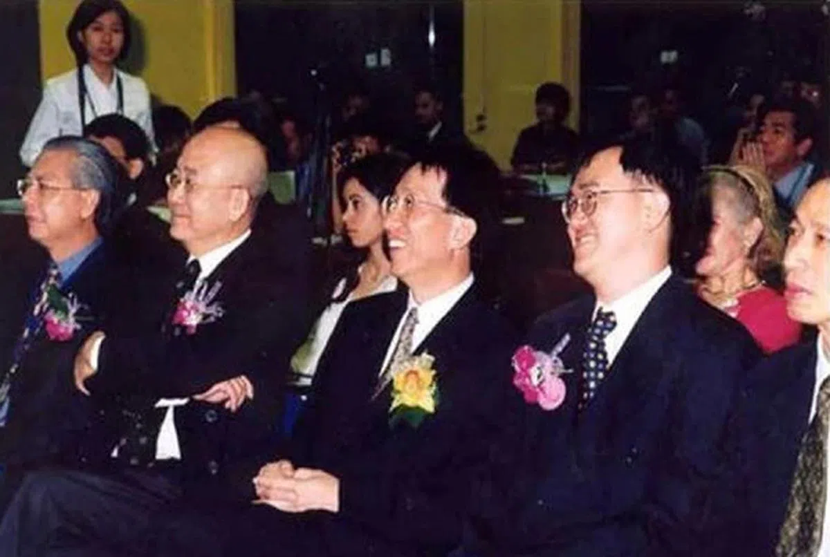  当时他邀请了新加坡环境部长，以及15个国家的相关官员。（一席） 