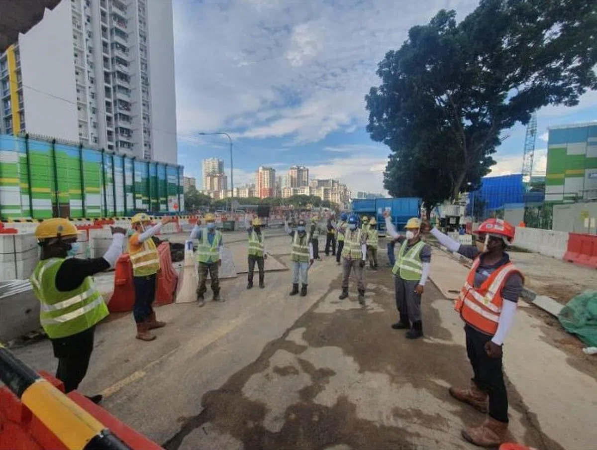  Ee Hup建筑公司的外籍客工。（ItsRainingRaincoats面簿） 