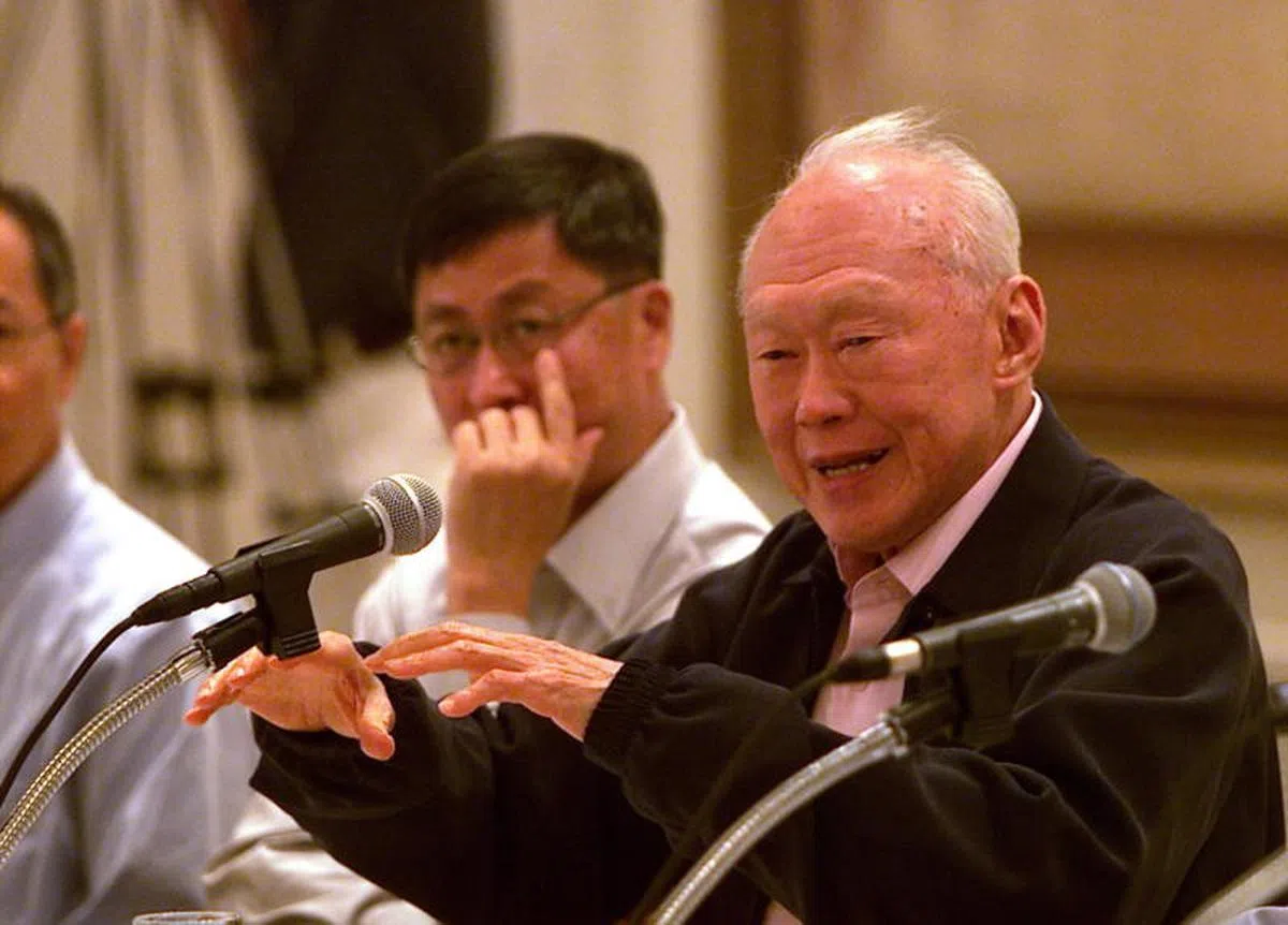  已故建国总理李光耀生前与新航集团工会领袖对话会。 2004年4月5日，时任内阁资政的李光耀（右）和三位内阁部长在总统府同新航集团工会领袖及管理层举行对话，强调劳资合作的重要。（联合早报） 