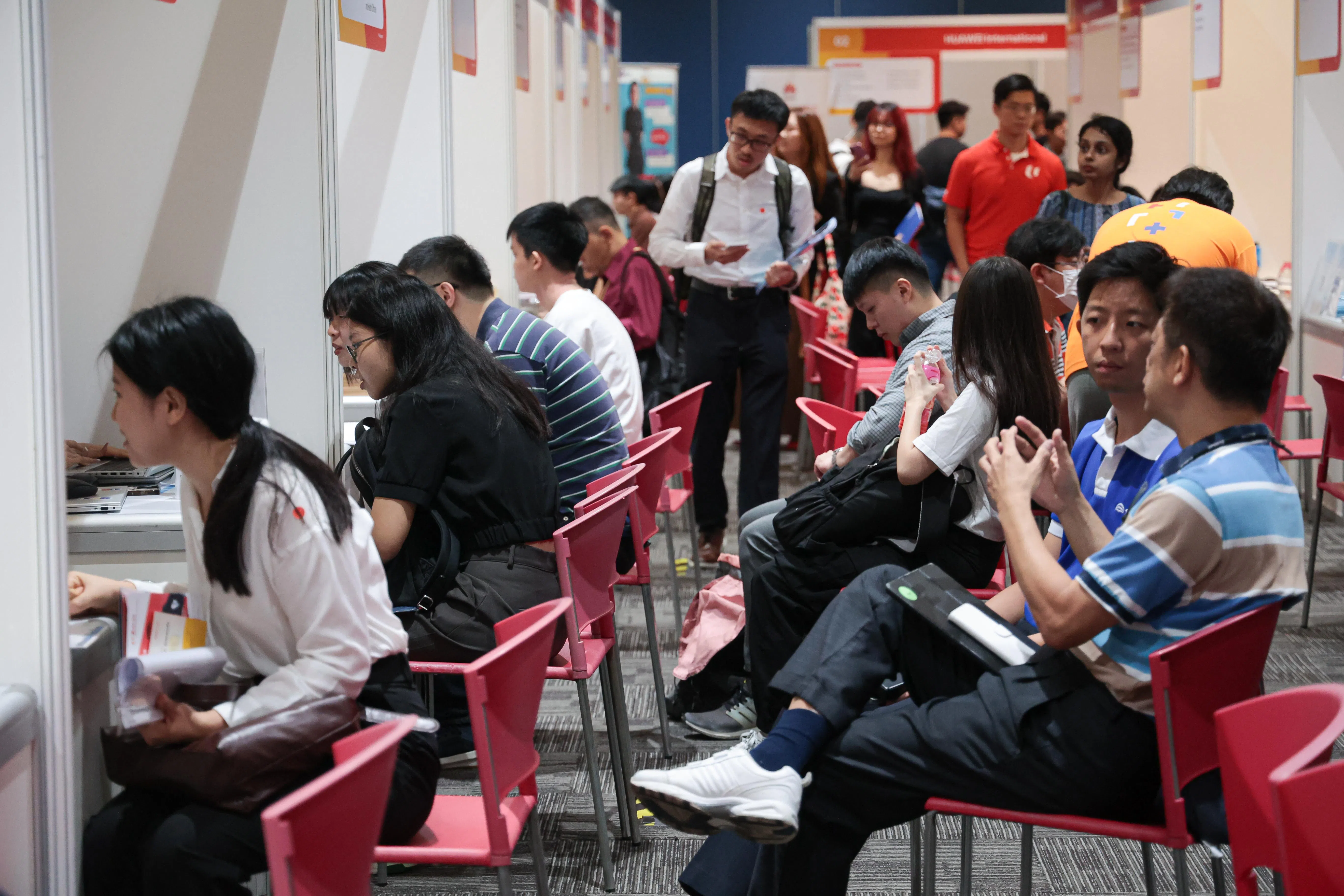 本地应届大学毕业生就业率持续下滑。