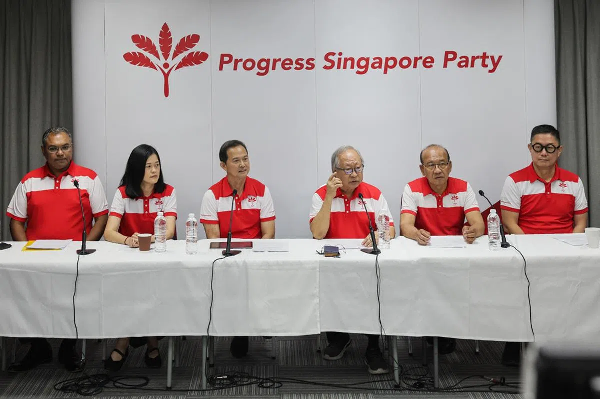 出席前进党7月5日记者会的中委委员包括：秘书长梁文辉（左三）、前主席陈清木医生（右三）、新任主席阿巴斯·卡斯马尼（A’bas Kasmani，右二），以及三名新增补的中委萨尼（Sani Ismail，左一）、陈芬妮（左二）和白永良（右一）。（海峡时报）