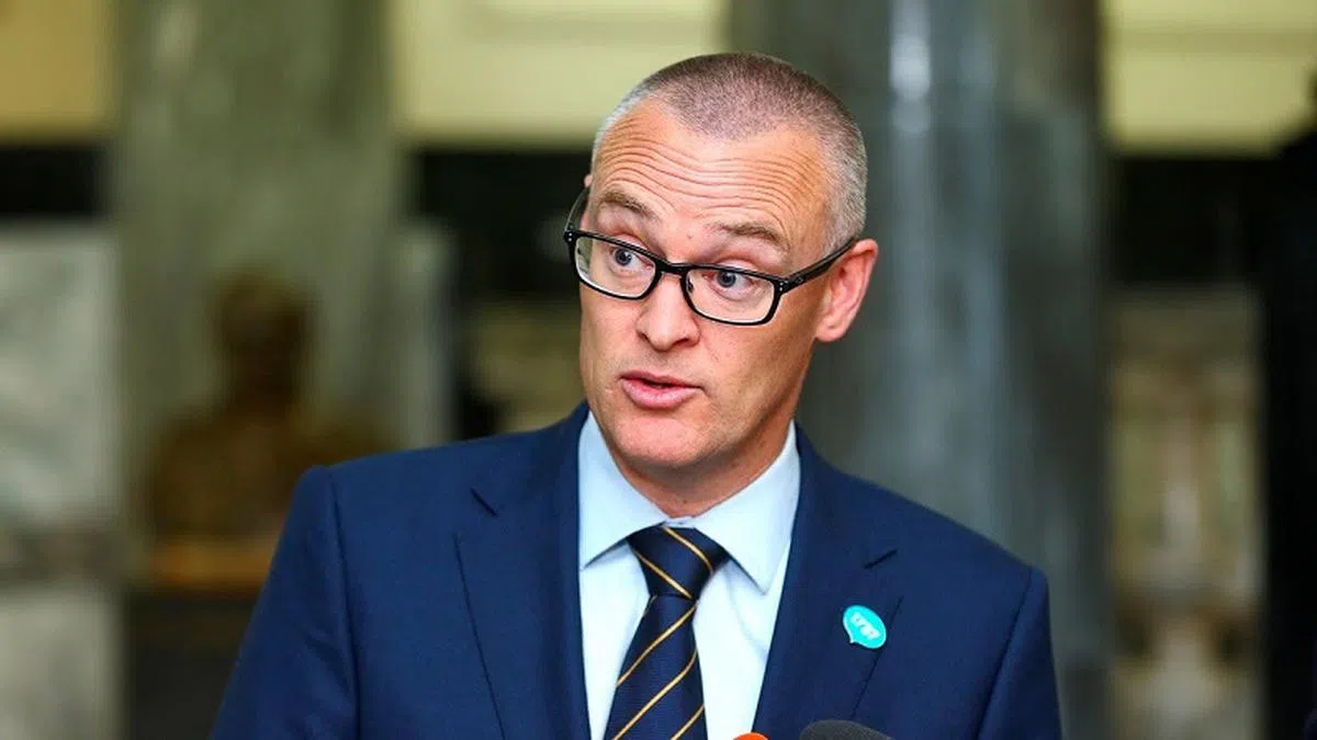  新西兰卫生部长克拉克违反了封锁管制后提出辞呈，但最后被新西兰总理阿德恩降职，以示惩罚。（互联网） 