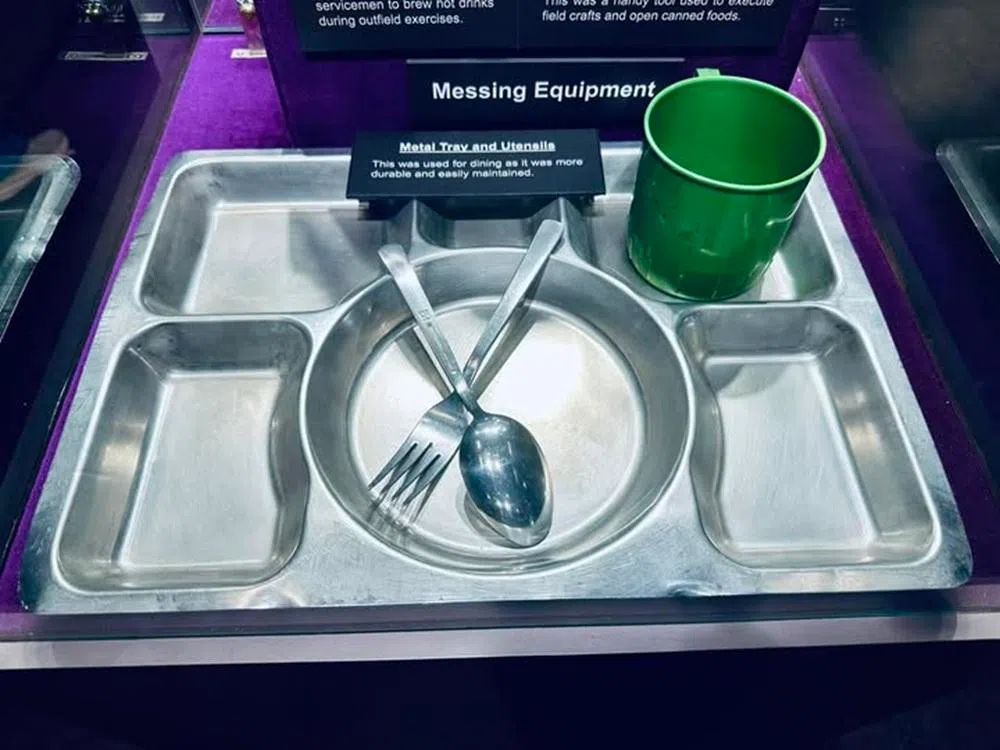 一代阿兵哥都用过的不锈钢餐盘和塑料水杯，有没有勾起你的回忆？