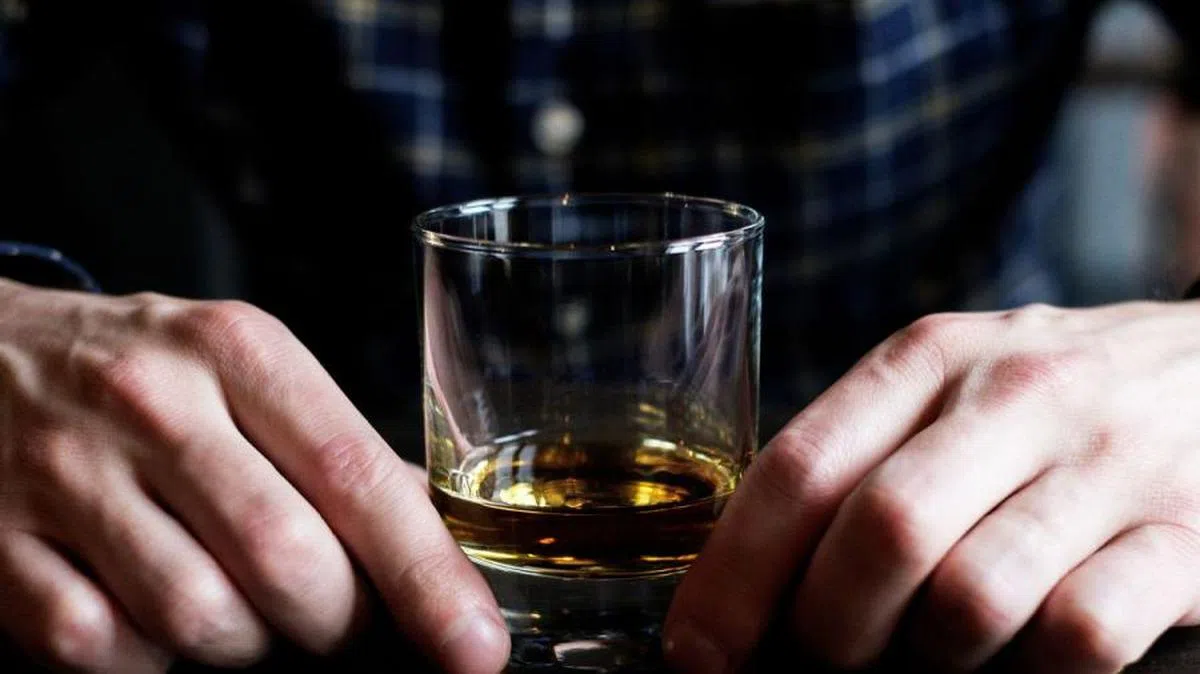 性欲低落的男性较高比例存在酗酒、吸烟等较不健康的生活方式。（互联网示意图）