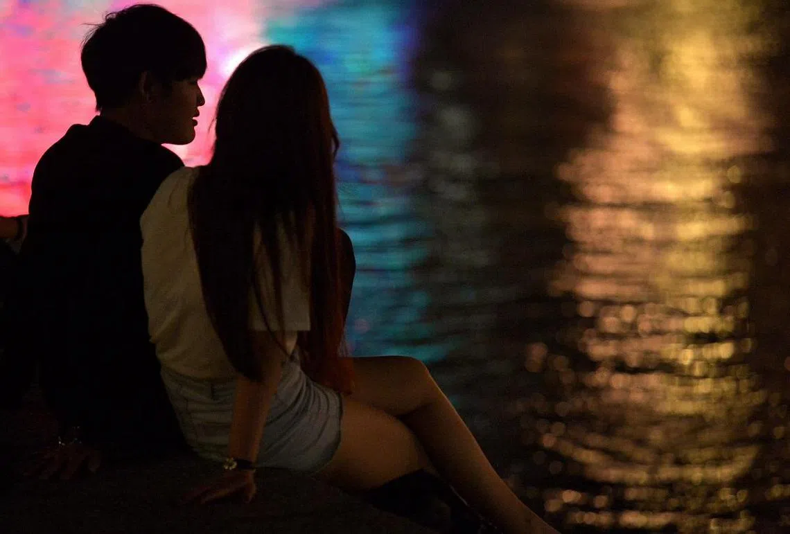 有时候，我们应该给自己机会，即使失去希望，也要继续尝试约会。（海峡时报）