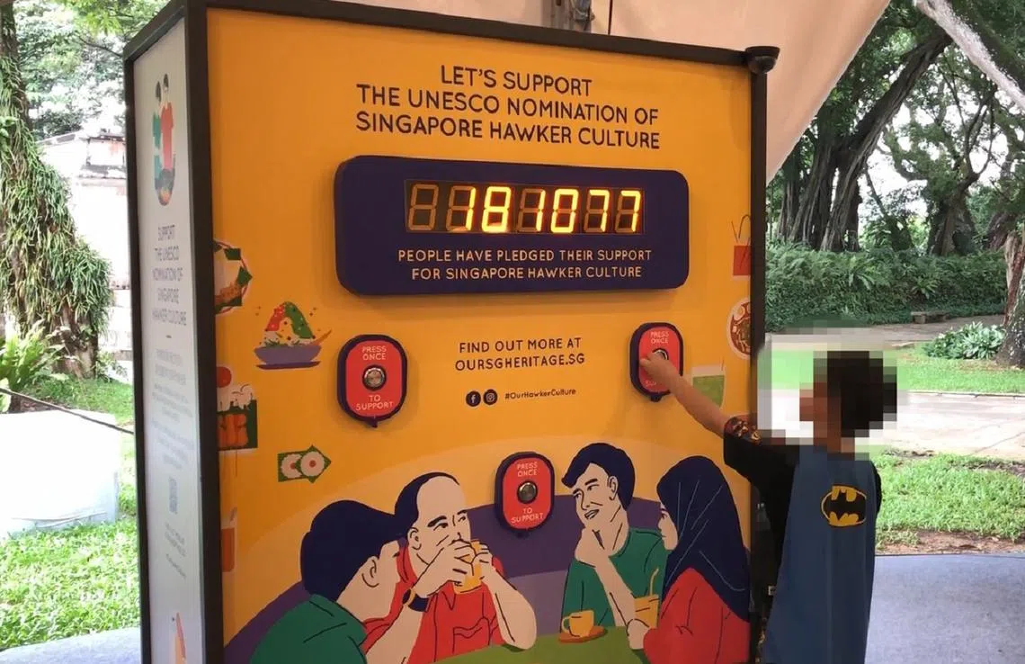 位于福康宁山上的小贩文化申遗流动投票站。（张丽苹摄）