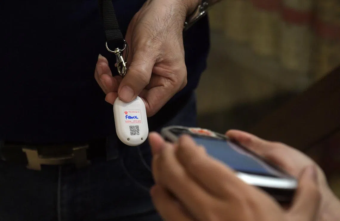 新加坡的“合力追踪”使用率（包括手机应用和携手防疫器）已经超过80%。国人已经相当习惯进入大楼之前扫描“合力追踪”。（海峡时报）