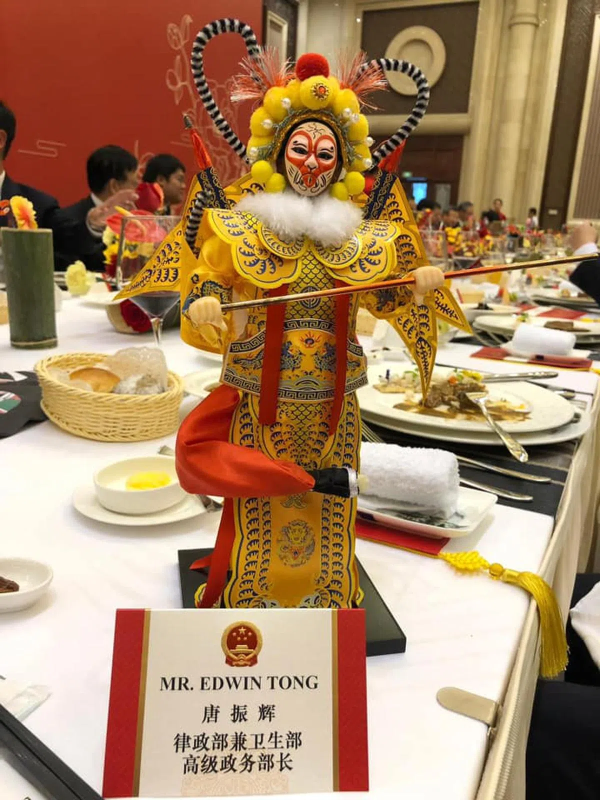  吃午饭时，餐桌上的摆设很特别。（唐振辉摄） 