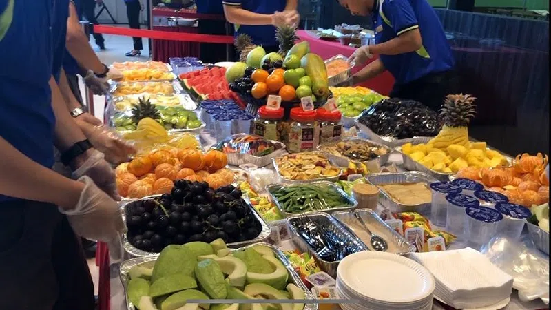  昇松超市让公众免费品尝高雄的特产番石榴、金钻凤梨、蜜枣和巨峰葡萄等。（侯佩瑜摄） 