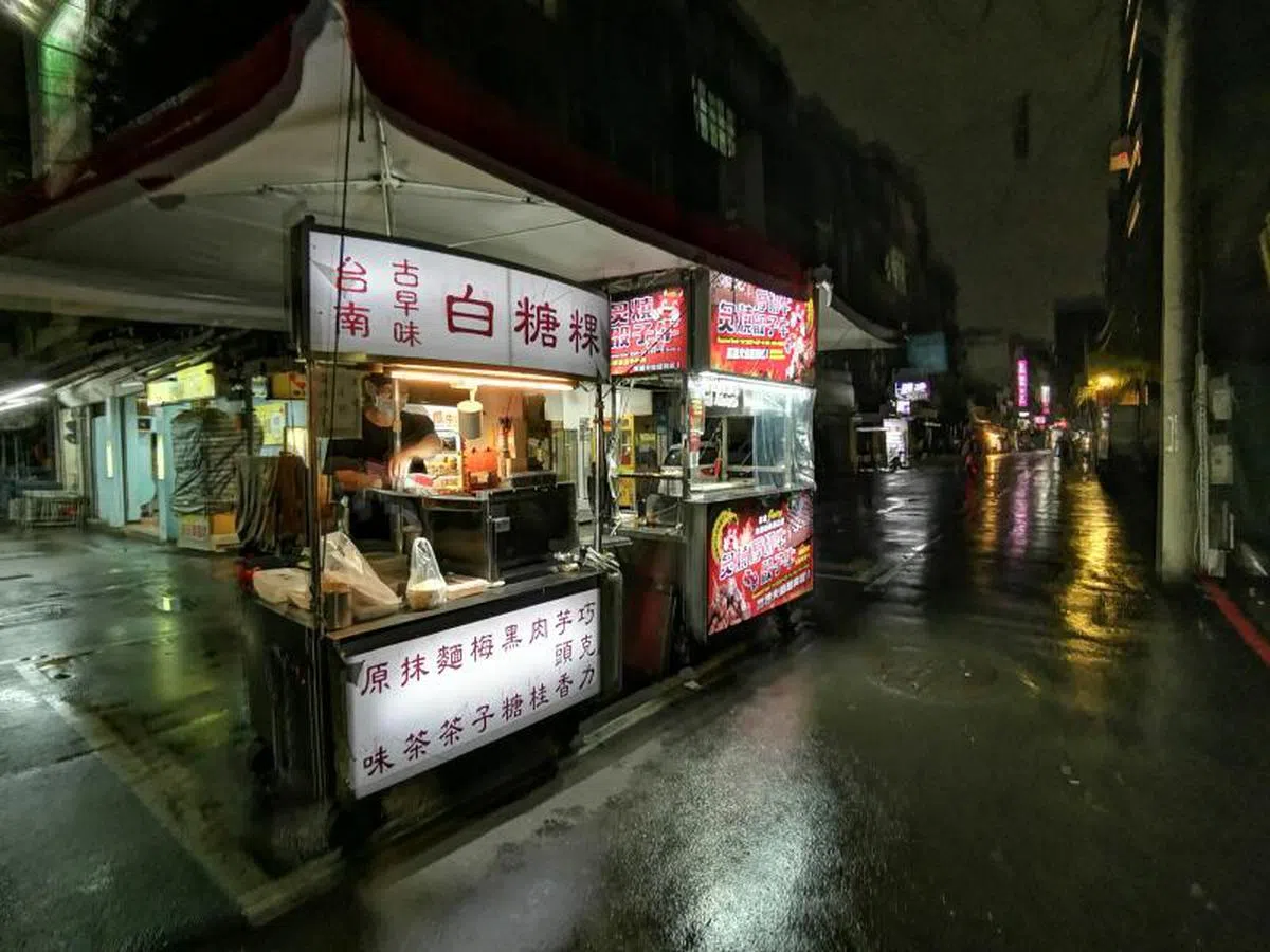  疫情扩散，在防疫警戒升第三级后，台湾人“自主封城”，严格的防疫措施冲击了无数市民的生活与生计。饶河街观光夜市原本有400个路边摊，疫情暴发导致许多业者休市。（联合早报） 