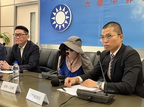 坠楼身亡的赖姓高中生的母亲（中）在台中市议员黄健豪和赖顺仁陪同下召开记者会，出面指控夏姓男子涉嫌谋财害命。（台湾联合新闻网）