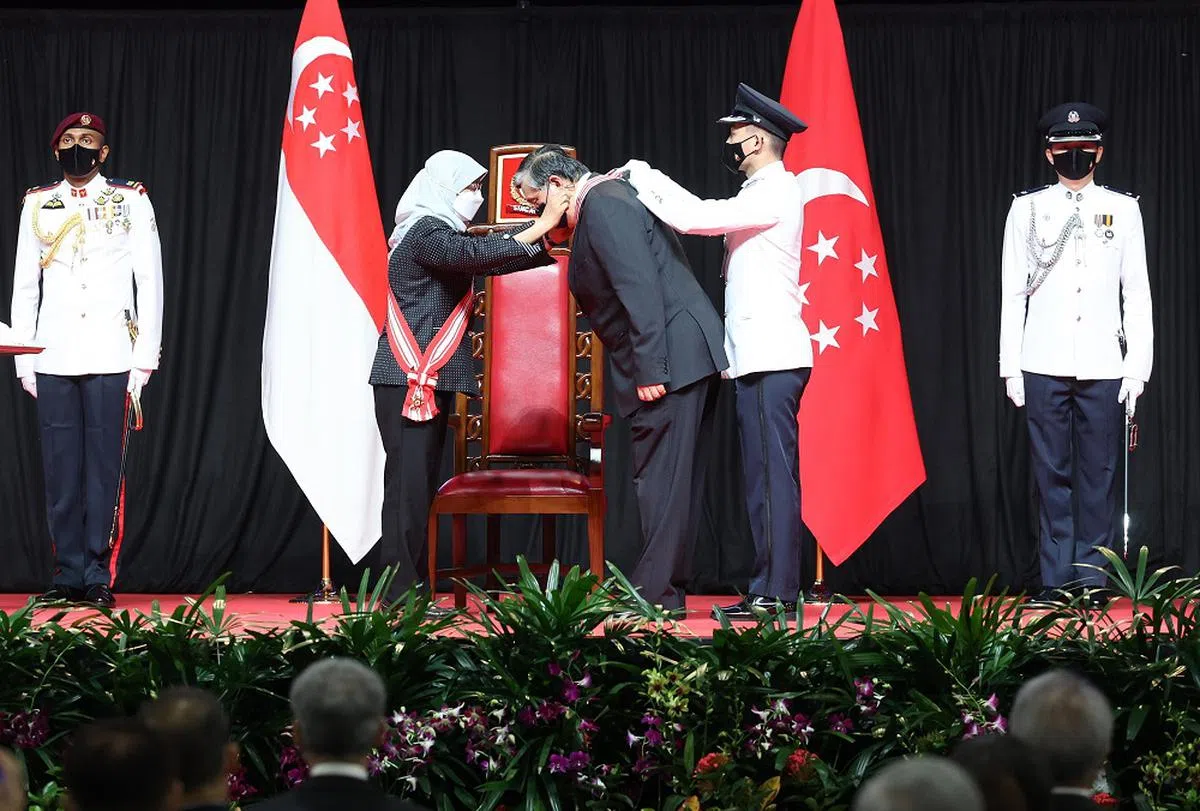 林双河在2021年国庆奖章颁授仪式上，获时任总统哈莉玛颁发殊功勋章。（联合早报）