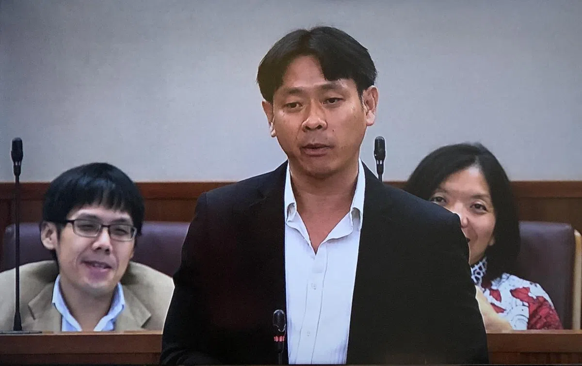  议员黄国光。PS:后面的两人很抢戏。 