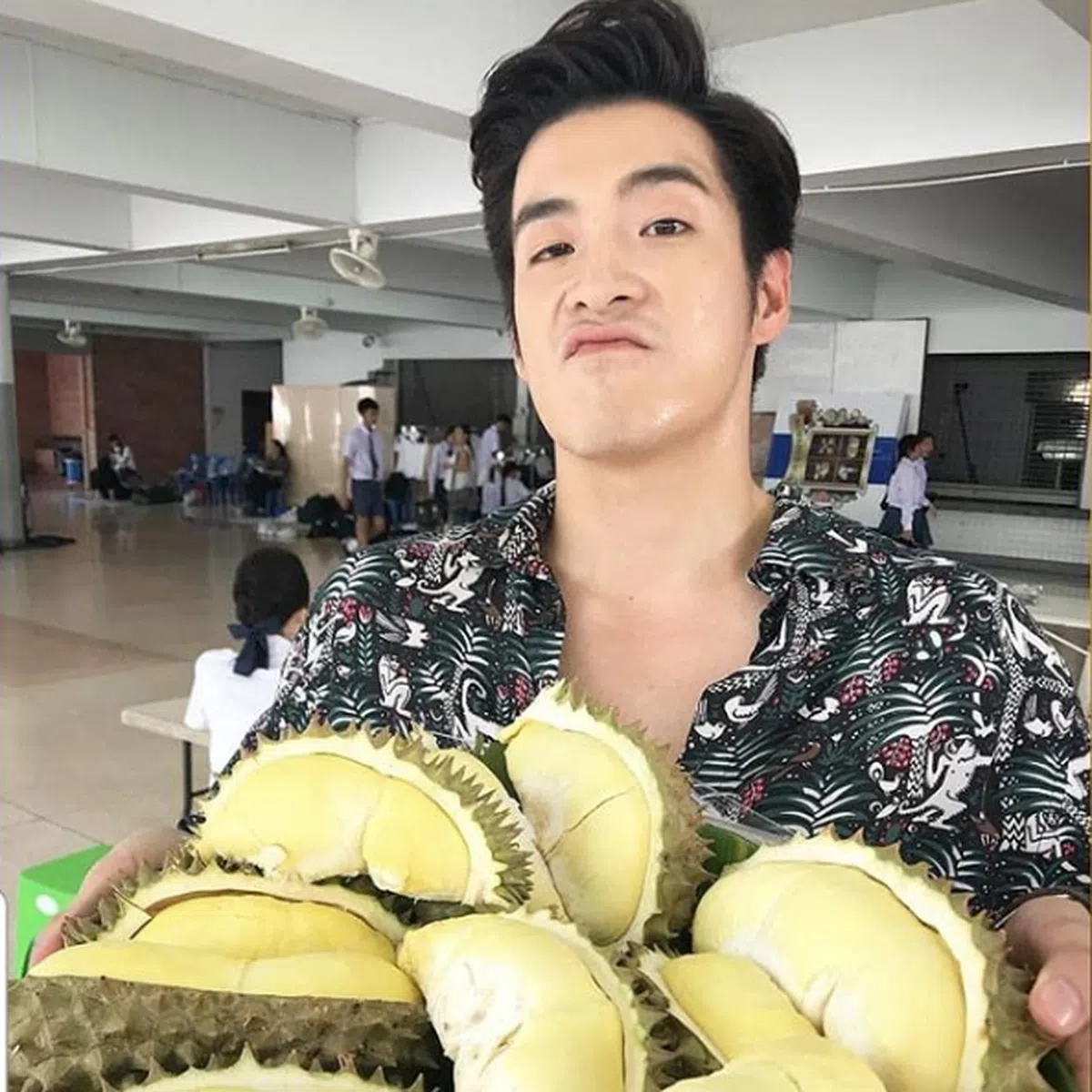  这位小哥露出俏皮的表情，长得还有点像向阳...... 