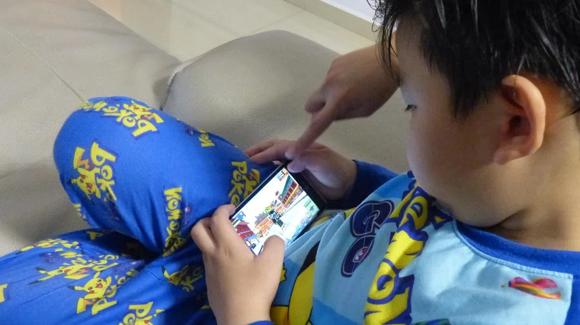 《联合晚报》2017年曾报道，新加坡有一个五岁小男童不到凌晨不睡觉，沉迷于Pixel Gun 3D的射击游戏。（联合晚报） 