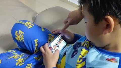 《联合晚报》2017年曾报道，新加坡有一个五岁小男童不到凌晨不睡觉，沉迷于Pixel Gun 3D的射击游戏。（联合晚报） 
