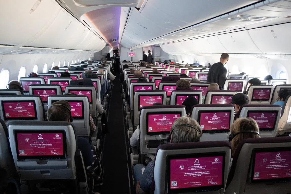 搭机时得叫醒隔壁乘客才能上厕所是否曾让你内心挣扎不已？（ALAMY）