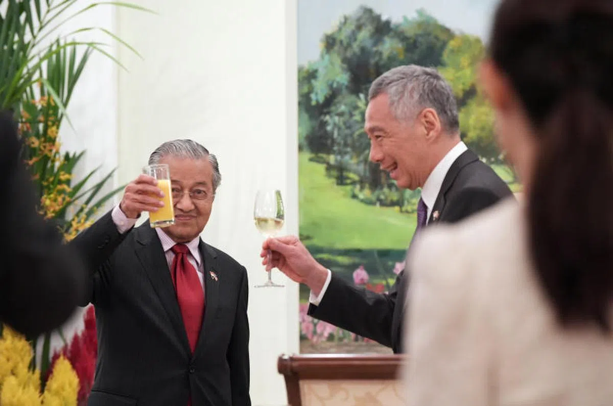  李显龙总理(左）今年11月与马来西亚首相马哈迪(右）在总统府会晤时干杯。（海峡时报） 