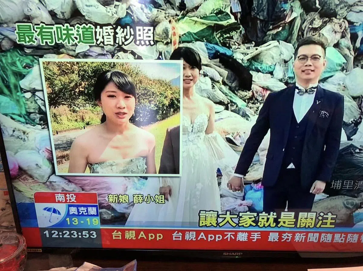 媒体争相报道这对新人的婚纱照，把它形容为“最有味道婚纱照”。（取自脸书）