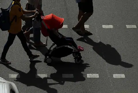 想生孩子的夫妇，大热天就少出门吧。（商业时报）