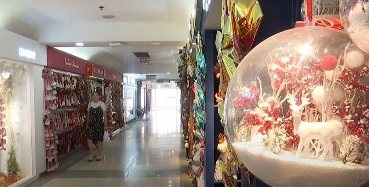 义乌国际商贸城有超过800家经营圣诞用品的店铺。（南华早报）