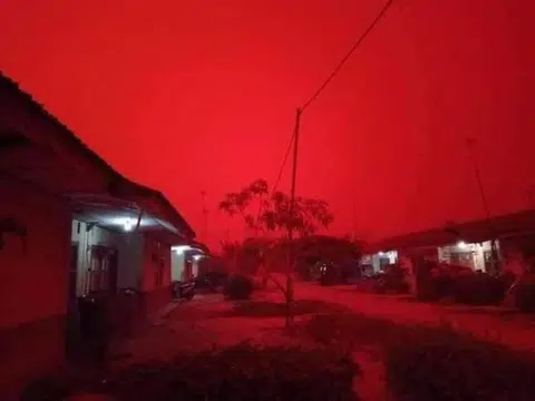 印尼持续燃烧中的多个火点释放出大量烟霾，造成瑞利散射现象，导致印尼天空染成一片火红。（互联网）