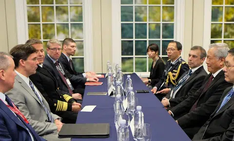 出访美国的新加坡国防部长黄永宏（右一）与美国防长埃斯珀（左一）进行双边会晤。（新加坡国防部）