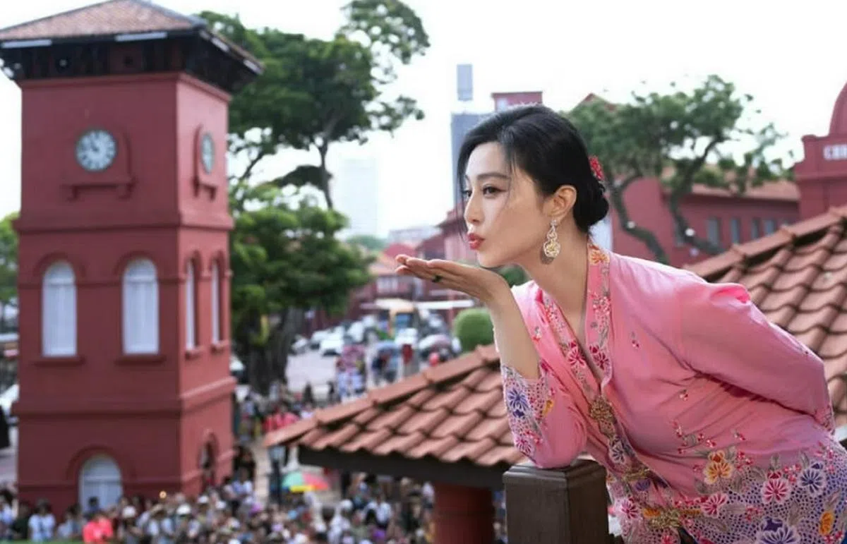 担任马六甲旅游大使的中国女星范冰冰，身穿卡峇雅参观马六甲最著名的荷兰红屋。（范冰冰Instagram）