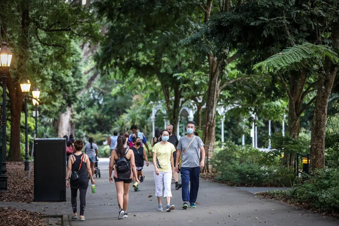 领导跨部门抗疫的财政部长黄循财说，接种率达标后，户外活动或许可以不必戴口罩。（联合晚报）