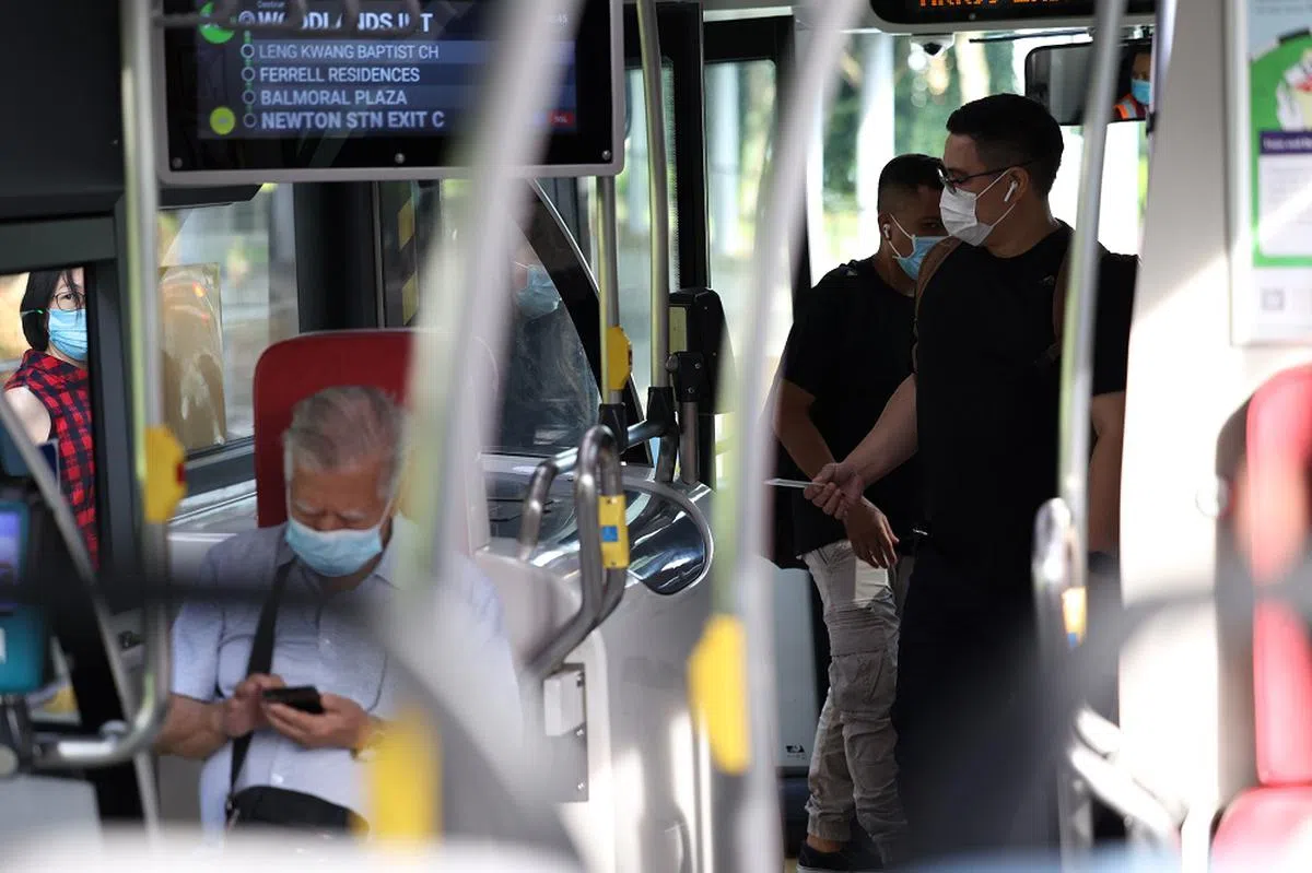 2月13日起，公众搭乘公共交通时再也不必戴口罩。（联合早报）