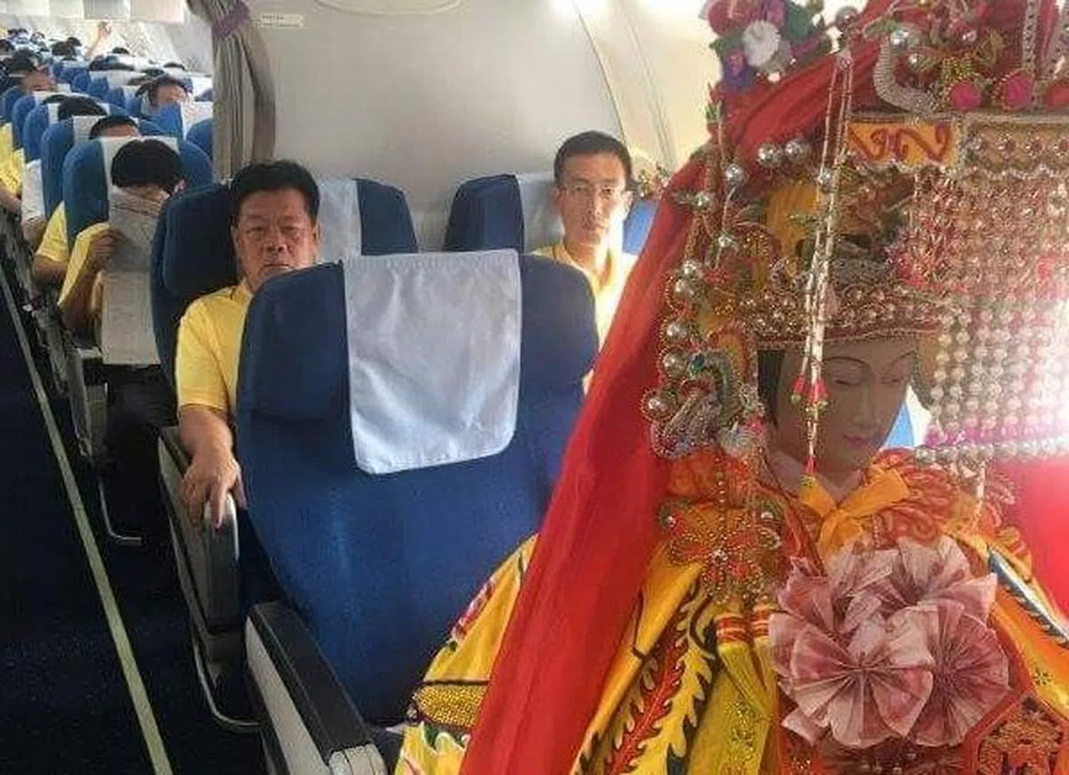  机上多数乘客都是随行工作人员。 