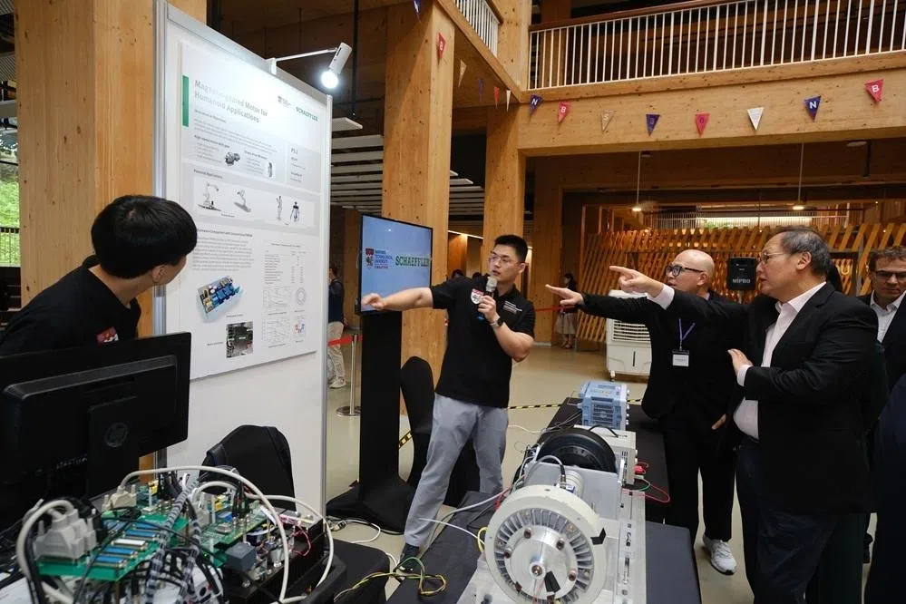 主管能源与科技事务的人力部长陈诗龙医生（右二）于2025年11月27日为实验室主持开幕仪式，并了解南大与舍弗勒过去八年的部分研发成果。