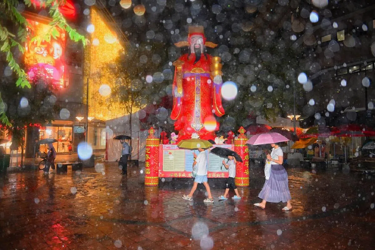 新加坡不是下雪，而是下了一场长命雨。（海峡时报）