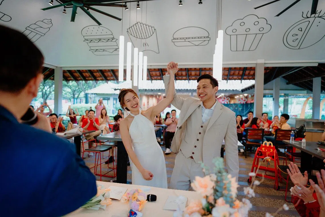 艾森和永晴今年7月在西海岸公园的麦当劳快餐店举行婚宴。（Maximilian Low）