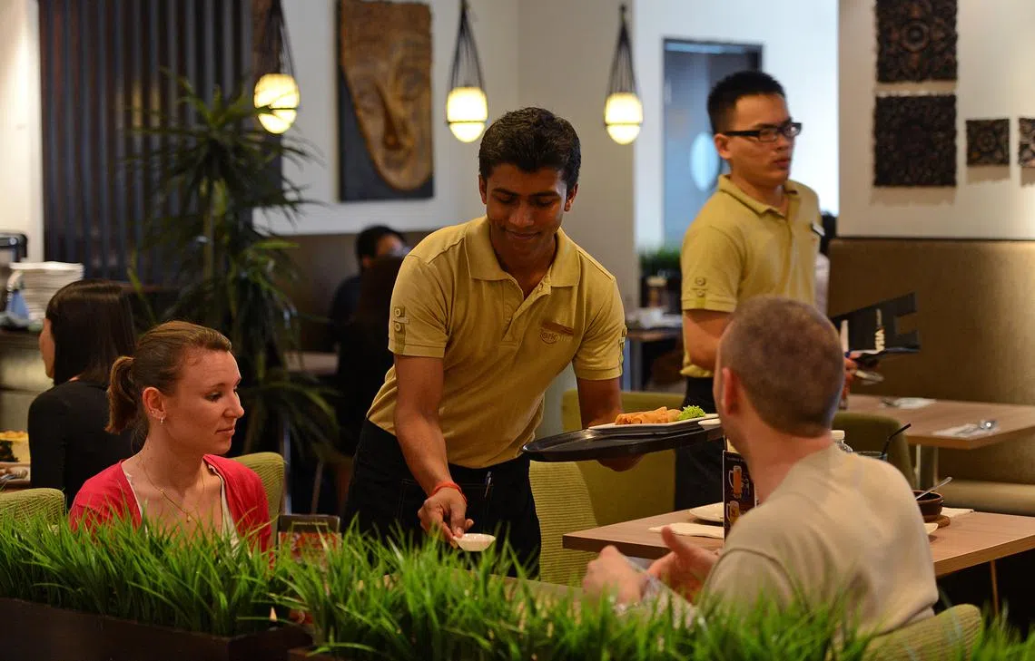 服务生职缺对本地人的吸引力不大。（海峡时报）