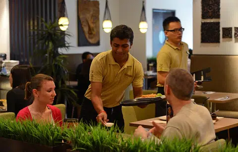 服务生职缺对本地人的吸引力不大。（海峡时报）