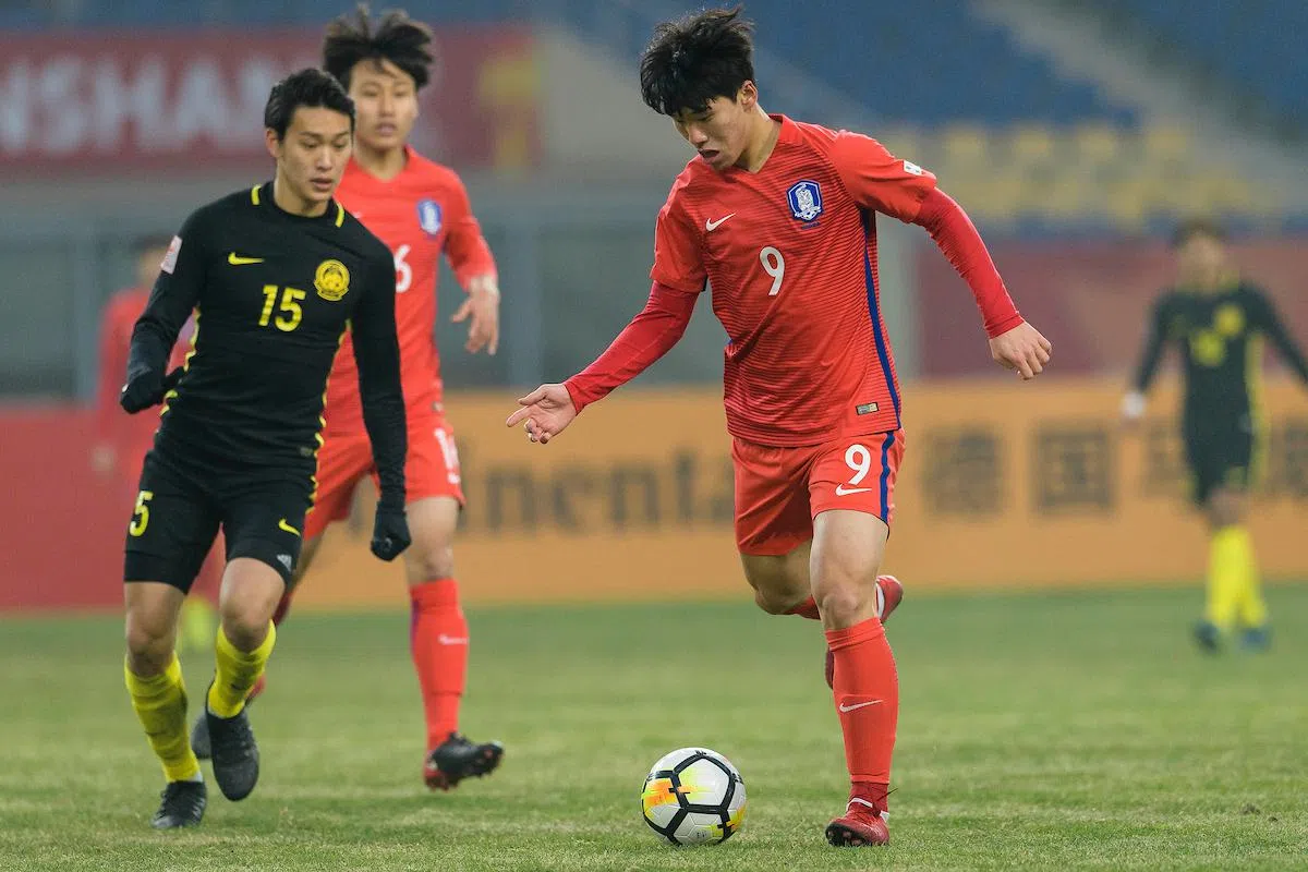  陈俊仁（黑色球衣）已多次代表马国足球青年队上阵。（互联网） 