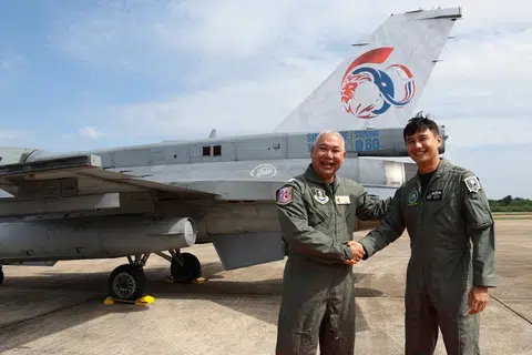 这架新加坡空军F-16型战机的尾翼，漆上了新加坡和泰国建交60年的纪念图案。