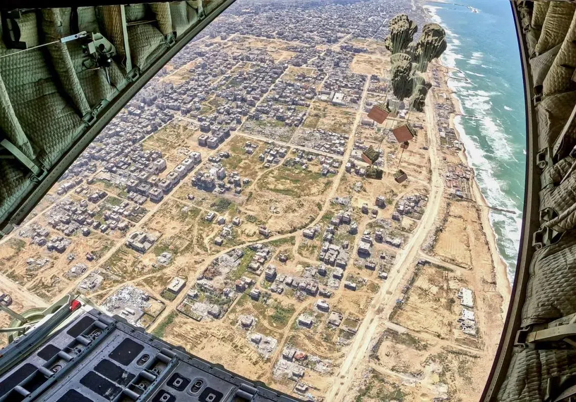 新加坡空军部队空投物资的地点，据信是在加沙北部的里马尔。（扎吉哈脸书）