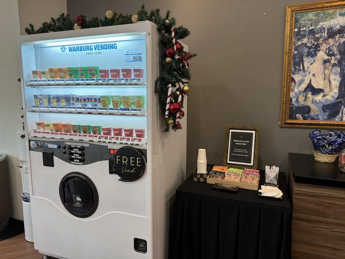 心禾办公室休息区的免费贩卖机。（红蚂蚁摄）