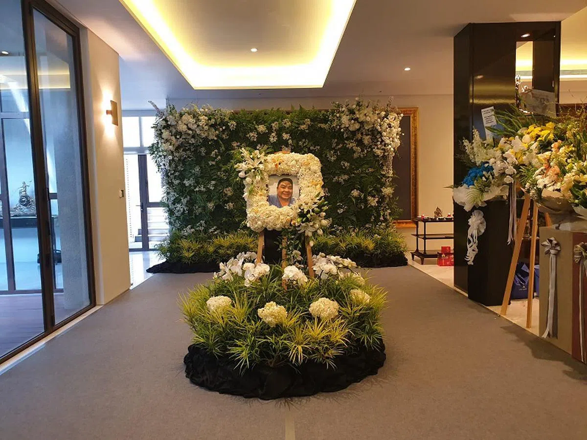  魏国龙的丧礼在住家举行。（8视界新闻） 